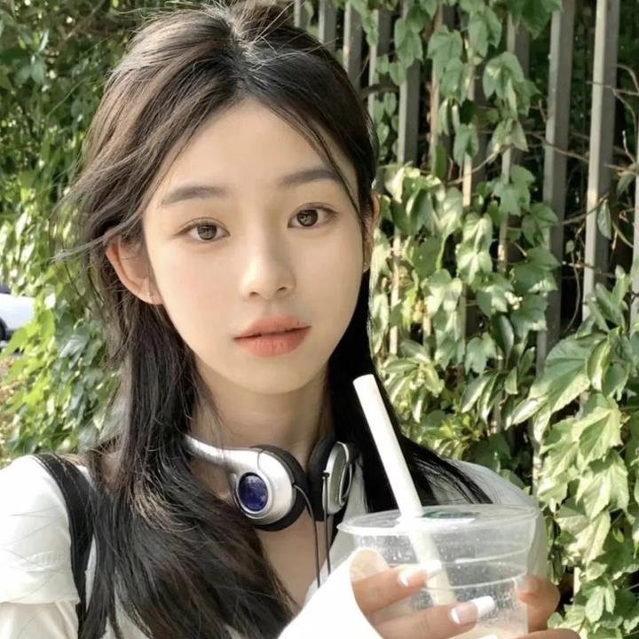 空房间里的女人